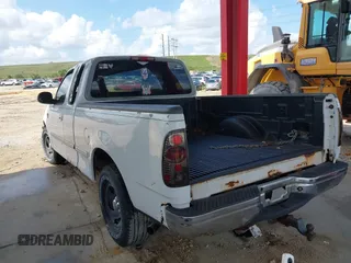 1998 Ford F-150 z VIN 1FTZX1767WKA55769, wystawiony jako IAAI lot #42374991 z przebiegiem 147 500 mil mil oraz . Historia ofert i sprzedaży dostępna na DreamBid. Obrazek 3.