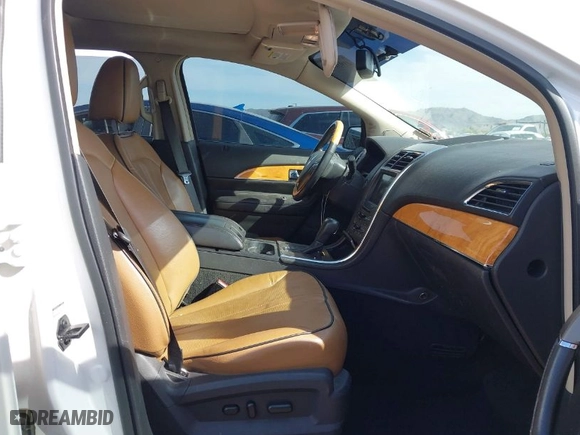 2011 Lincoln MKX with VIN 2LMDJ8JK5BBJ18060, listed as a IAAI auction lot 41932535 with 136,717 mi miles. Bid and sale history available at carsss.com. Image 5.
