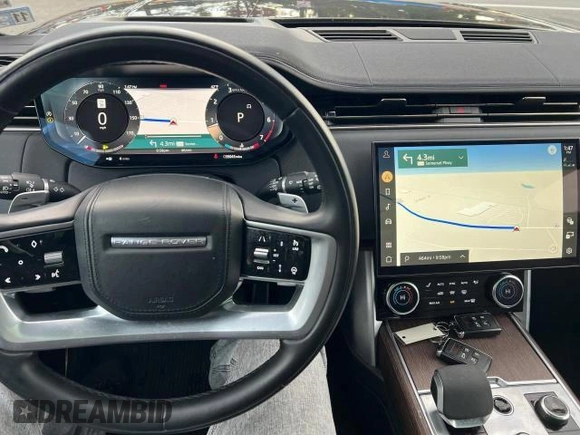 2023 Land Rover Range Rover SE z VIN SALKP9E70PA017747, wystawiony jako Copart lot #45363235 z przebiegiem 39 043 mil mil oraz Czysty tytuł • Clean title. Historia ofert i sprzedaży dostępna na DreamBid. Obrazek 7.