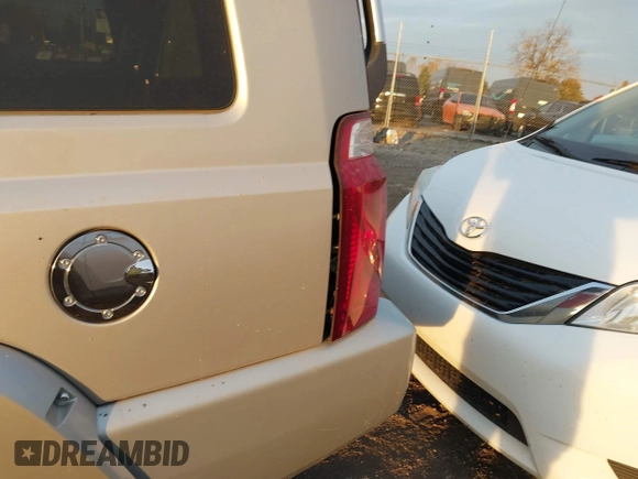 2007 Jeep Commander Overland z VIN 1J8HG68227C653826, wystawiony jako IAAI lot #40649706 z przebiegiem 225 538 mil mil oraz . Historia ofert i sprzedaży dostępna na DreamBid. Obrazek 6.