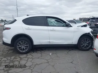 2024 Alfa Romeo Stelvio Sprint z VIN ZASPAJAN0R7D72106, wystawiony jako IAAI lot #41750908 z przebiegiem Nie podano mil oraz . Historia ofert i sprzedaży dostępna na DreamBid. Obrazek 14.