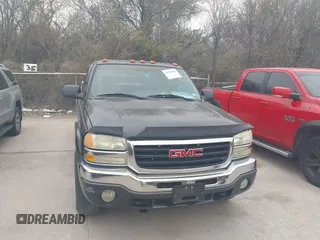 2003 GMC Sierra 1500HD SLE z VIN 1GTGC13U63F241508, wystawiony jako IAAI lot #41736802 z przebiegiem 228 853 mil mil oraz . Historia ofert i sprzedaży dostępna na DreamBid. Obrazek 6.