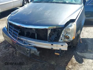 2011 Cadillac DTS Premium Collection z VIN 1G6KH5E68BU124852, wystawiony jako IAAI lot #41652793 z przebiegiem 227 148 mil mil oraz . Historia ofert i sprzedaży dostępna na DreamBid. Obrazek 6.