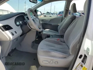 2013 Toyota Sienna LE AAS z VIN 5TDKK3DC8DS367482, wystawiony jako Copart lot #61925235 z przebiegiem 85 285 mil mil oraz Szkoda całkowita • Salvage title. Historia ofert i sprzedaży dostępna na DreamBid. Obrazek 7.