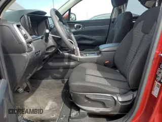 2023 Kia Sorento LX z VIN 5XYRG4LC6PG193615, wystawiony jako Copart lot #54242515 z przebiegiem 26 776 mil mil oraz Szkoda całkowita • Salvage title. Historia ofert i sprzedaży dostępna na DreamBid. Obrazek 7.