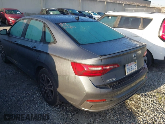 2023 Volkswagen Jetta Sport z VIN 3VWBM7BU5PM035014, wystawiony jako IAAI lot #41818798 z przebiegiem 21 202 mil mil oraz . Historia ofert i sprzedaży dostępna na DreamBid. Obrazek 3.