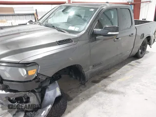 2021 Ram 1500 Big Horn z VIN 1C6SRFBT8MN696504, wystawiony jako IAAI lot #41669093 z przebiegiem 63 356 mil mil oraz . Historia ofert i sprzedaży dostępna na DreamBid. Obrazek 6.