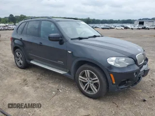 2013 BMW X5 xDrive50i z VIN 5UXZV8C53DL898918, wystawiony jako Copart lot #57604905 z przebiegiem 158 038 mil mil oraz Czysty tytuł • Clean title. Historia ofert i sprzedaży dostępna na DreamBid. Obrazek 4.