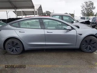 2025 Tesla Model 3 Long Range z VIN 5YJ3E1EA2SF885408, wystawiony jako IAAI lot #41778498 z przebiegiem 1 566 mil mil oraz . Historia ofert i sprzedaży dostępna na DreamBid. Obrazek 13.