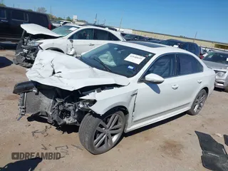 2019 Volkswagen Passat SE R-Line z VIN 1VWMA7A31KC000846, wystawiony jako IAAI lot #41840659 z przebiegiem 70 486 mil mil oraz . Historia ofert i sprzedaży dostępna na DreamBid. Obrazek 2.