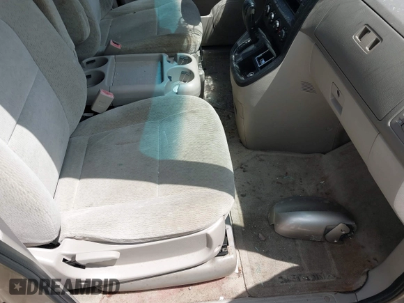 2005 Kia Sedona LX with VIN KNDUP131756627998, listed as a IAAI auction lot 42058213 with 152,433 mi miles. Bid and sale history available at carsss.com. Image 5.