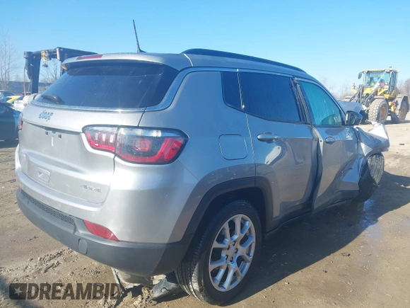 2023 Jeep Compass Latitude Lux z VIN 3C4NJDFN4PT530739, wystawiony jako IAAI lot #42038351 z przebiegiem 32 574 mil mil oraz . Historia ofert i sprzedaży dostępna na DreamBid. Obrazek 4.