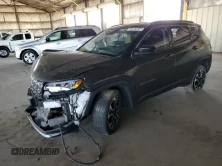 2022 Jeep Compass Limited z VIN 3C4NJDCB1NT211385, wystawiony jako Copart lot #52243385 z przebiegiem 42 640 mil mil oraz Szkoda całkowita • Salvage title. Historia ofert i sprzedaży dostępna na DreamBid. Obrazek 1.