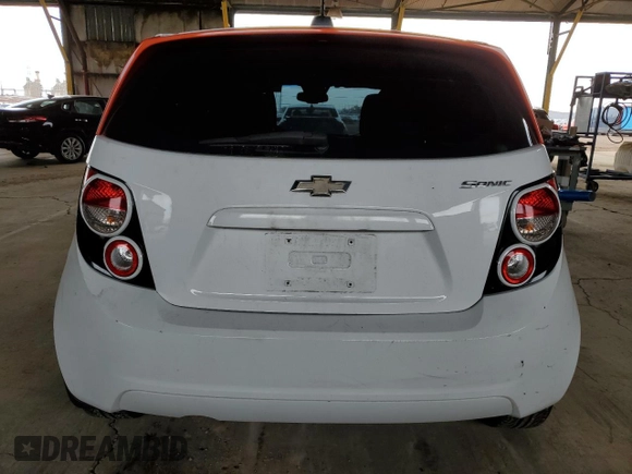 2016 Chevrolet Sonic LS z VIN 1G1JA6SHXG4118365, wystawiony jako Copart lot #50660315 z przebiegiem 129 039 mil mil oraz Czysty tytuł • Clean title. Historia ofert i sprzedaży dostępna na DreamBid. Obrazek 6.