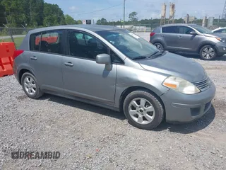 2009 Nissan Versa S z VIN 3N1BC13E59L409899, wystawiony jako IAAI lot #42267372 z przebiegiem 157 116 mil mil oraz . Historia ofert i sprzedaży dostępna na DreamBid. Obrazek 1.