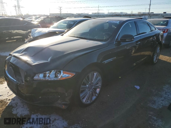 2015 Jaguar XJ Portfolio z VIN SAJWJ2GD9F8V85717, wystawiony jako Copart lot #82539734 z przebiegiem 113 721 mil mil oraz Szkoda całkowita • Salvage title. Historia ofert i sprzedaży dostępna na DreamBid. Obrazek 1.