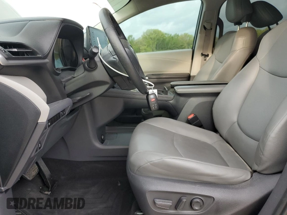 2021 Toyota Sienna XLE with VIN 5TDYRKEC3MS065158, listed as a Copart auction lot 51608655 with 67,412 mi miles and Clean Title. Bid and sale history available at DreamBid. Image 7.