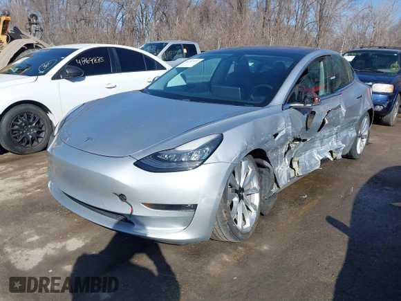 2018 Tesla Model 3 Long Range Battery z VIN 5YJ3E1EB3JF117007, wystawiony jako IAAI lot #41753572 z przebiegiem 82 444 mil mil oraz . Historia ofert i sprzedaży dostępna na DreamBid. Obrazek 2.
