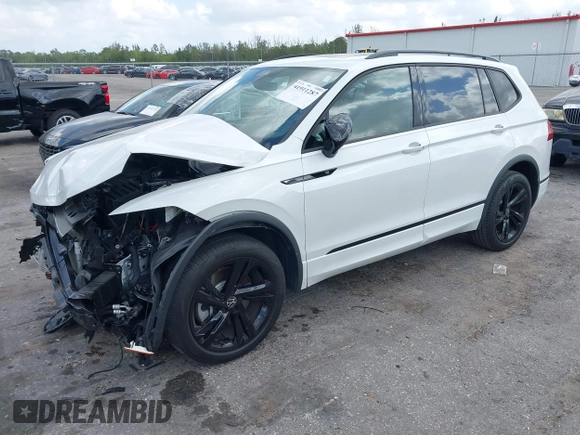 2024 Volkswagen Tiguan SE R-Line Black z VIN 3VVCB7AX1RM037369, wystawiony jako IAAI lot #41911287 z przebiegiem 16 458 mil mil oraz . Historia ofert i sprzedaży dostępna na DreamBid. Obrazek 17.