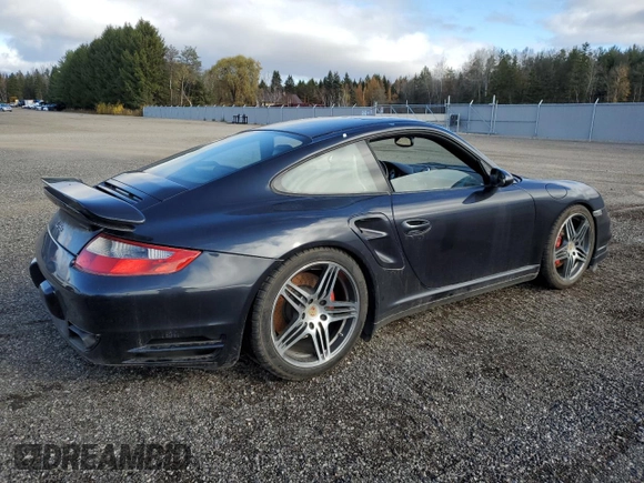 2007 Porsche 911 Turbo z VIN WP0AD29977S785458, wystawiony jako Copart lot #78957064 z przebiegiem 108 780 mil mil oraz Czysty tytuł • Clean title. Historia ofert i sprzedaży dostępna na DreamBid. Obrazek 3.