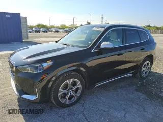 2024 BMW X1 xDrive28i z VIN WBX73EF08R5Y90826, wystawiony jako Copart lot #56059065 z przebiegiem 18 928 mil mil oraz Tytuł czysty. Historia ofert i sprzedaży dostępna na DreamBid. Obrazek 1.