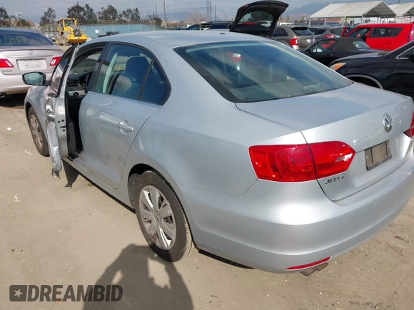 2013 Volkswagen Jetta Sedan SE with VIN 3VWDP7AJ9DM218211, listed as a IAAI auction lot 41493793 with 211,789 mi miles. Bid and sale history available at carsss.com. Image 3.