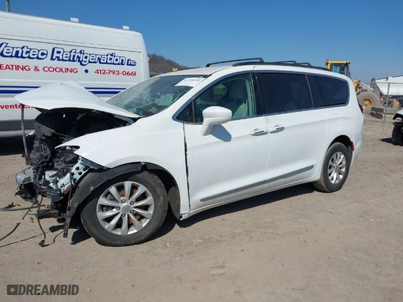 2017 Chrysler Pacifica Touring-L with VIN 2C4RC1BGXHR711916, listed as a IAAI auction lot 41768560 with NaN miles. Bid and sale history available at carsss.com. Image 2.