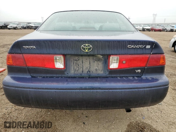2000 Toyota Camry LE z VIN 4T1BF22KXYU953641, wystawiony jako Copart lot #48018145 z przebiegiem 118 587 mil mil oraz Czysty tytuł • Clean title. Historia ofert i sprzedaży dostępna na DreamBid. Obrazek 6.