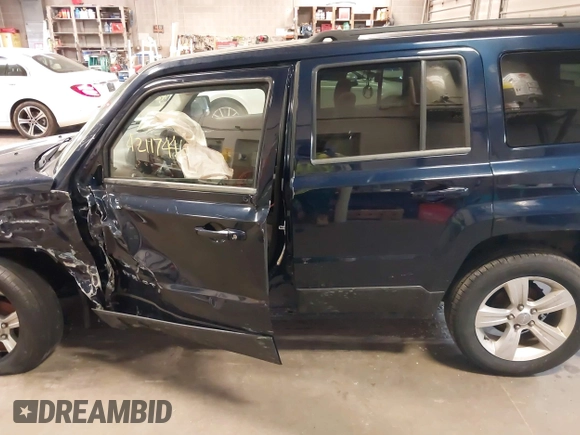 2014 Jeep Patriot Latitude z VIN 1C4NJRFB2ED693945, wystawiony jako IAAI lot #42117446 z przebiegiem 151 614 mil mil oraz . Historia ofert i sprzedaży dostępna na DreamBid. Obrazek 14.