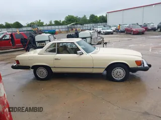 1983 Mercedes-Benz 380 SL z VIN WDBBA45A3DB021934, wystawiony jako IAAI lot #42355288 z przebiegiem 10 887 mil mil oraz . Historia ofert i sprzedaży dostępna na DreamBid. Obrazek 13.