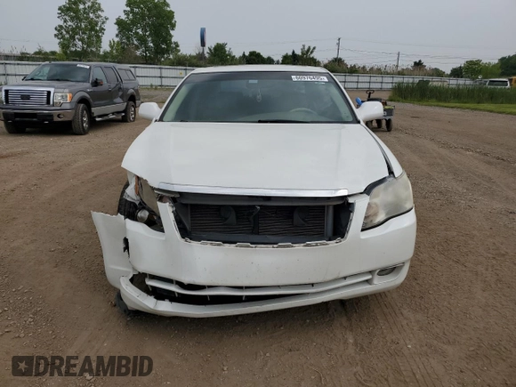 2007 Toyota Avalon XL z VIN 4T1BK36B17U230285, wystawiony jako Copart lot #60976495 z przebiegiem 63 013 mil mil oraz Szkoda całkowita • Salvage title. Historia ofert i sprzedaży dostępna na DreamBid. Obrazek 5.