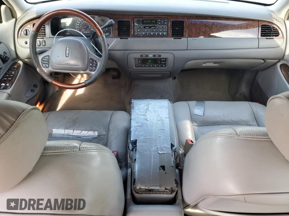 2002 Lincoln Town Car Signature z VIN 1LNHM82WX2Y668217, wystawiony jako Copart lot #53368085 z przebiegiem 457 481 mil mil oraz Szkoda całkowita • Salvage title. Historia ofert i sprzedaży dostępna na DreamBid. Obrazek 8.