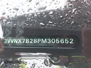 2023 Volkswagen Taos SE z VIN 3VVNX7B28PM305652, wystawiony jako IAAI lot #41892522 z przebiegiem 50 644 mil mil oraz . Historia ofert i sprzedaży dostępna na DreamBid. Obrazek 9.