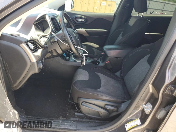 2018 Jeep Cherokee Latitude z VIN 1C4PJMCB7JD509688, wystawiony jako Copart lot #57351485 z przebiegiem 223 464 mil mil oraz Szkoda całkowita • Salvage title. Historia ofert i sprzedaży dostępna na DreamBid. Obrazek 7.