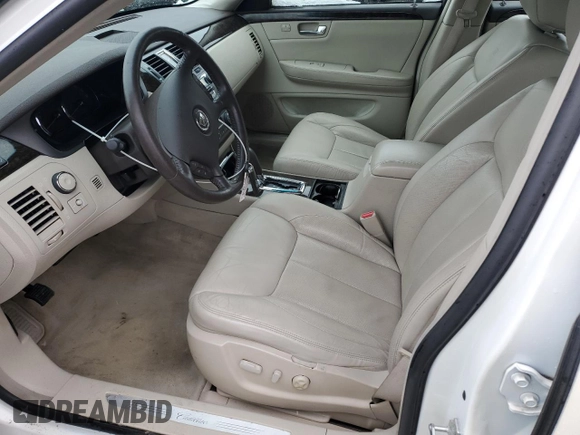 2008 Cadillac DTS 1SD z VIN 1G6KD57Y78U104174, wystawiony jako Copart lot #44759355 z przebiegiem 101 428 mil mil oraz Szkoda całkowita • Salvage title. Historia ofert i sprzedaży dostępna na DreamBid. Obrazek 7.