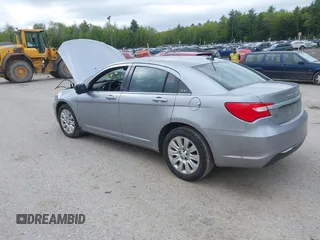2014 Chrysler 200 LX z VIN 1C3CCBAB9EN231381, wystawiony jako IAAI lot #42302328 z przebiegiem 160 813 mil mil oraz . Historia ofert i sprzedaży dostępna na DreamBid. Obrazek 3.