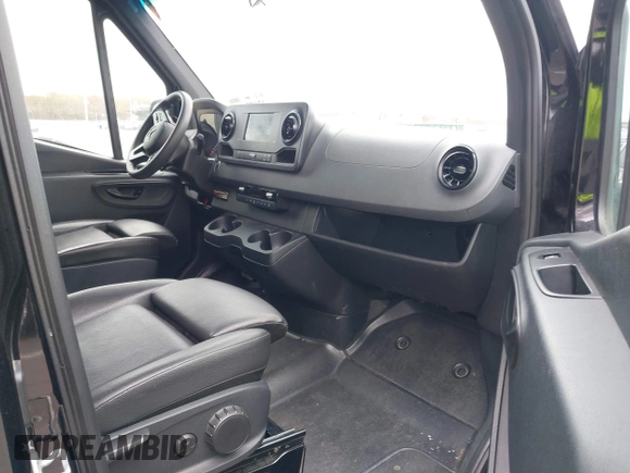 2019 Mercedes-Benz Sprinter Passenger z VIN WDZPF0CD3KP130537, wystawiony jako IAAI lot #42052916 z przebiegiem 192 310 mil mil oraz . Historia ofert i sprzedaży dostępna na DreamBid. Obrazek 5.
