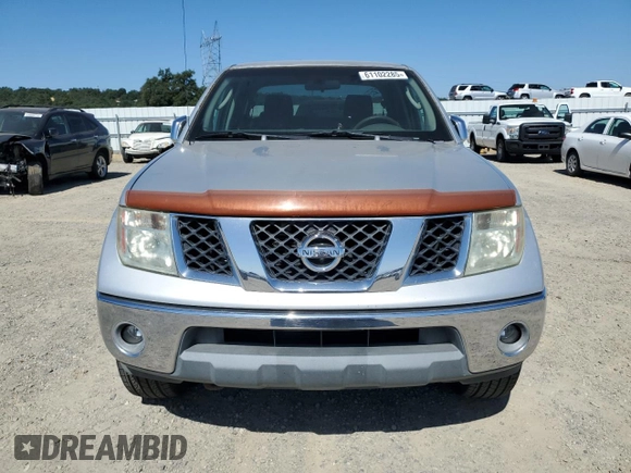 2005 Nissan Frontier LE z VIN 1N6AD07W95C443995, wystawiony jako Copart lot #61102285 z przebiegiem 248 740 mil mil oraz Czysty tytuł • Clean title. Historia ofert i sprzedaży dostępna na DreamBid. Obrazek 5.