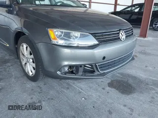 2013 Volkswagen Jetta SE z VIN 3VWDX7AJ3DM254962, wystawiony jako IAAI lot #41753707 z przebiegiem 125 225 mil mil oraz . Historia ofert i sprzedaży dostępna na DreamBid. Obrazek 12.