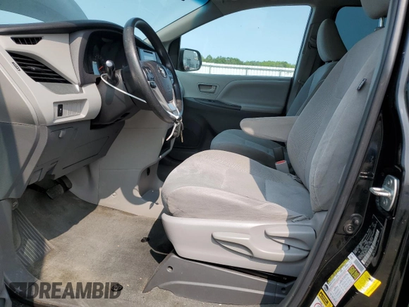 2015 Toyota Sienna L z VIN 5TDZK3DC7FS559722, wystawiony jako Copart lot #59285755 z przebiegiem 104 231 mil mil oraz Szkoda całkowita • Salvage title. Historia ofert i sprzedaży dostępna na DreamBid. Obrazek 7.