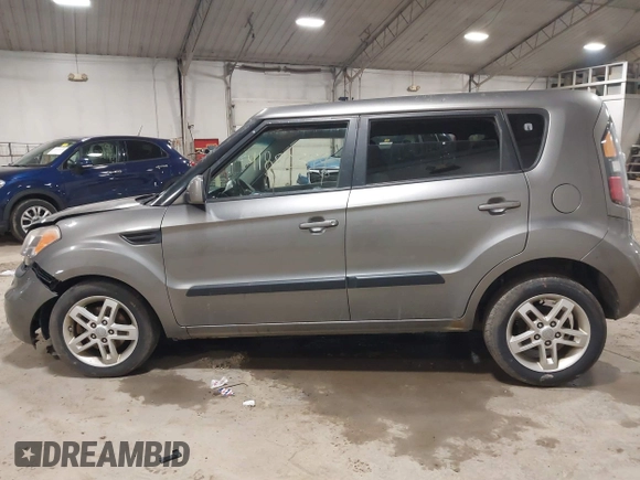 2011 Kia Soul + with VIN KNDJT2A23B7317367, listed as a IAAI auction lot 41880399 with 186,736 mi miles. Bid and sale history available at carsss.com. Image 14.