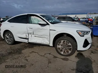 2021 Audi e-tron Sportback S line Premium Plus z VIN WA12AAGEXMB013582, wystawiony jako Copart lot #69440302 z przebiegiem 17 876 mil mil oraz . Historia ofert i sprzedaży dostępna na DreamBid. Obrazek 4.