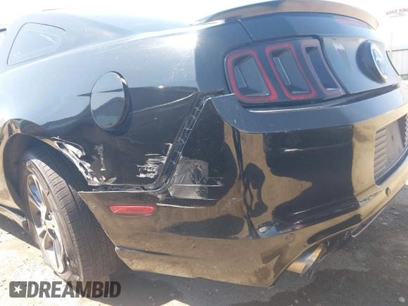 2013 Ford Mustang V6 z VIN 1ZVBP8AM2D5259728, wystawiony jako IAAI lot #42478522 z przebiegiem 179 685 mil mil oraz . Historia ofert i sprzedaży dostępna na DreamBid. Obrazek 17.