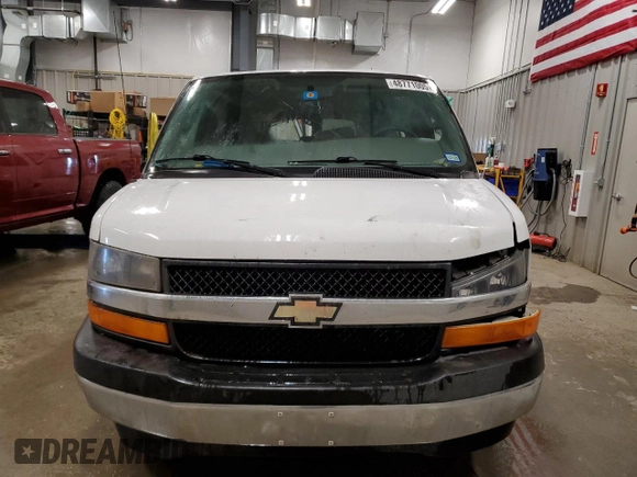 2017 Chevrolet Express Passenger LT z VIN 1GAZGPFG2H1340071, wystawiony jako Copart lot #48771005 z przebiegiem 131 966 mil mil oraz Szkoda całkowita • Salvage title. Historia ofert i sprzedaży dostępna na DreamBid. Obrazek 5.