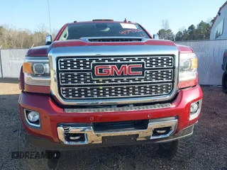 2018 GMC Sierra 2500HD Denali z VIN 1GT12UEY6JF272619, wystawiony jako IAAI lot #41743216 z przebiegiem 165 231 mil mil oraz . Historia ofert i sprzedaży dostępna na DreamBid. Obrazek 12.