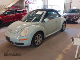 2006 Volkswagen Beetle z VIN 3VWRF31Y36M320055, wystawiony jako IAAI lot #42015054 z przebiegiem 123 350 mil mil oraz . Historia ofert i sprzedaży dostępna na DreamBid. Obrazek 2.