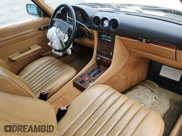 1989 Mercedes-Benz 560 SL z VIN WDBBA48D9KA102252, wystawiony jako Copart lot #61684484 z przebiegiem 111 537 mil mil oraz Szkoda całkowita • Salvage title. Historia ofert i sprzedaży dostępna na DreamBid. Obrazek 8.