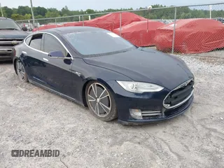 2013 Tesla Model S Performance с VIN 5YJSA1DP3DFP06177, выставлен на аукционе IAAI как лот 42675354 с пробегом 95 143 миль миль и . История ставок и продаж доступна на DreamBid. Изображение 1.