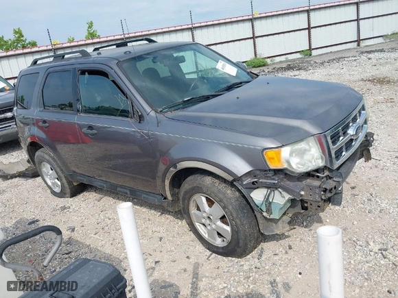 2009 Ford Escape XLT with VIN 1FMCU93G69KC27205, listed as a IAAI auction lot 40152013 with 187,084 mi miles. Bid and sale history available at carsss.com. Image 1.