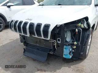 2017 Jeep Cherokee Latitude z VIN 1C4PJLCB4HD218750, wystawiony jako IAAI lot #42104697 z przebiegiem 153 708 mil mil oraz . Historia ofert i sprzedaży dostępna na DreamBid. Obrazek 6.